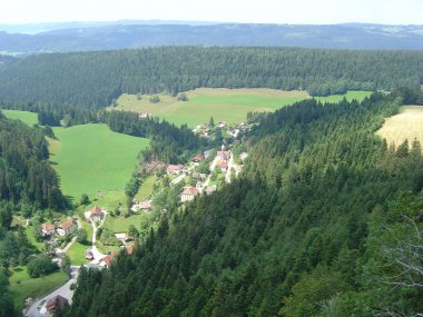 Uitzichtpunt op de heuvelachtige omgeving en plaatsje Derri�re le Mont