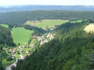 Uitzichtpunt op de heuvelachtige omgeving en plaatsje Derri�re le Mont Uitzichtpunt op de heuvelachtige omgeving en plaatsje Derri�re le Mont