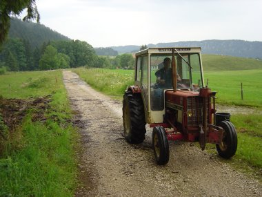 Traktor op een pad nabij Les Seignes