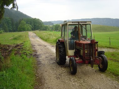 Traktor op een pad nabij Les Seignes Traktor op een pad nabij Les Seignes