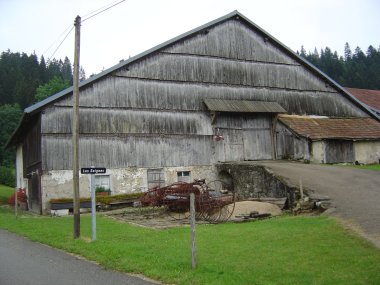 Houten boederij en oude werkgereedschap in Les Seignes Houten boederij en oude werkgereedschap in Les Seignes