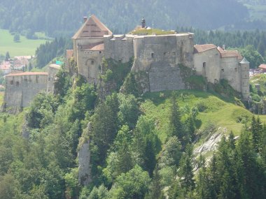 Uitzicht op het Fort de Joux in La Cluse-et-Mijoux Uitzicht op het Fort de Joux in La Cluse-et-Mijoux