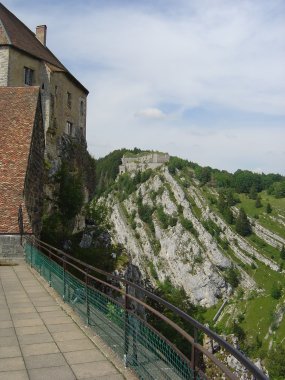 Zicht op het Fort du Larmont Inf�rieur vanaf het Fort de Joux