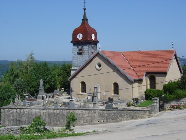 Kerkhof en kerktoren van Montperreux