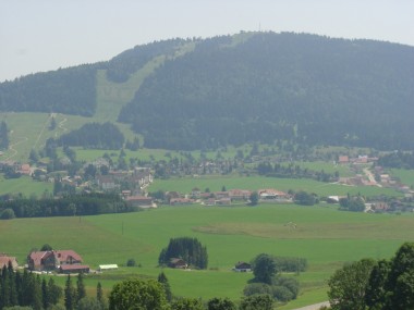 Uitzicht op le Morond met skipiste/MTB-baan Uitzicht op le Morond met skipiste/MTB-baan