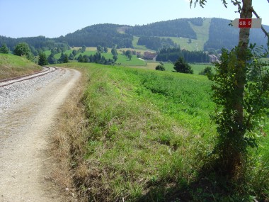 Wandelend langs de spoorlijn en zicht op le Morond nabij M�tabief Wandelend langs de spoorlijn en zicht op le Morond nabij M�tabief