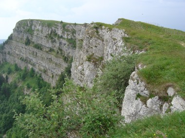 De steile rotswanden van le Mont d'Or