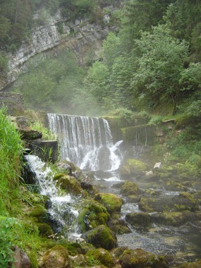 Kleine waterval bij de Source de Doubs Kleine waterval bij de Source de Doubs