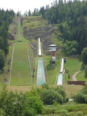 Diverse skispringschansen nabij Chaux-Neuve