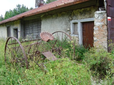 Oud landbouwwerktuig bij voormalige boederij nabij les Bergines