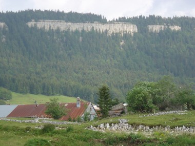 Zicht op steile witte rotswand boven Chapelle des Bois