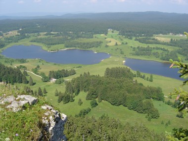 Zicht op het 'Lac de Bellefontaine' en 'Lac des Mortes' vanaf la Roche Bernard (1289 m) Zicht op het 'Lac de Bellefontaine' en 'Lac des Mortes' vanaf la Roche Bernard (1289 m)