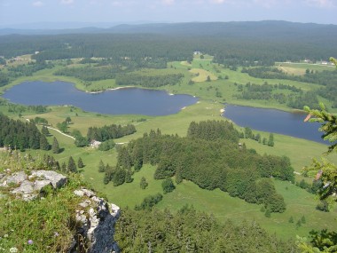 Zicht op het 'Lac de Bellefontaine' en 'Lac des Mortes' vanaf la Roche Bernard (1289 m)