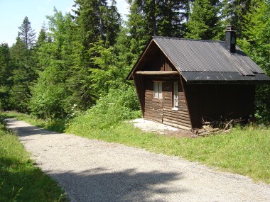 Schuilhut (abri) langs de Chemin du Grand Remblai in het For�t du Risoux