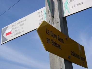 Wijziging van markering nabij het station van La Cure (Zwitserland) Wijziging van markering nabij het station van La Cure (Zwitserland)