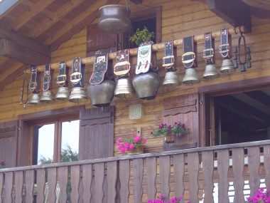 Zwitserse koeienbellen aan chalet nabij La Cure Zwitserse koeienbellen aan chalet nabij La Cure