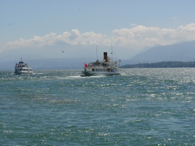 Veerboten op het 'Lac L�man' met uitzicht op de Alpen