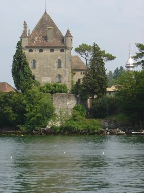 Het kasteel van Yvoire gezien vanaf het meer Het kasteel van Yvoire gezien vanaf het meer