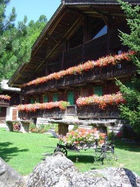 Met bloemen versierde houten gevel in la Chapelle-d'Abondance