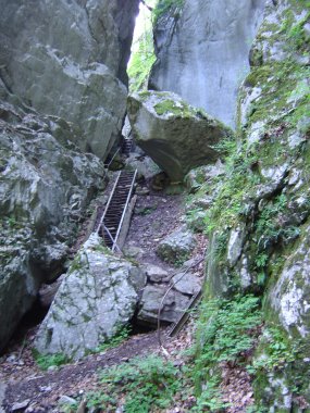 Via stalen trappen afdalen bij de 'Sortie sup�rieure des gorges'