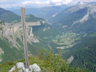 Kruisbeeld op Collet d'Anterne en zicht op Sixt-Fer-�-Cheval