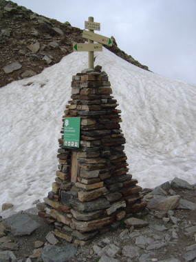 Wegwijzer en grens natuurpark op de Col du Br�vent (2368 m)