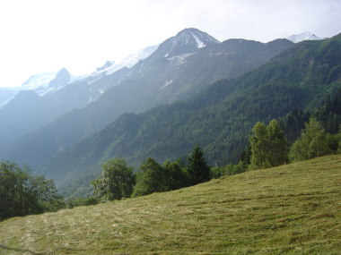 Uitzicht op skipiste en Mont Blanc massief Uitzicht op skipiste en Mont Blanc massief