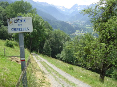 Chemin des Chevreuils tussen le Champel en la Villette Chemin des Chevreuils tussen le Champel en la Villette