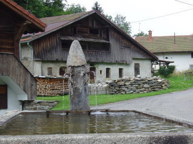 Fontein en oude boerderijen in la Vilette