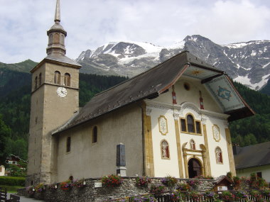 Mooi versierde kerk van Les Contamines-Montjoie Mooi versierde kerk van Les Contamines-Montjoie
