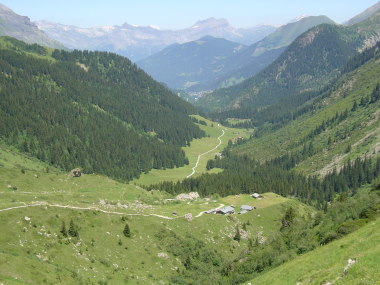 Zicht op het dal met Chalet-g�te La Balme Zicht op het dal met Chalet-g�te La Balme