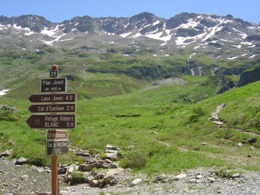 Sneeuw op de bergtoppen nabij Plan Jovet (1920 m)