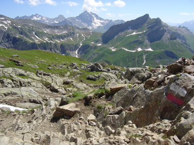 Kaal rotslandschap naar de col de la Croix-du-Bonhomme