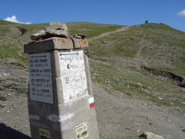Oude Michelin-wegwijzer op de col de la Croix-du-Bonhomme Oude Michelin-wegwijzer op de col de la Croix-du-Bonhomme