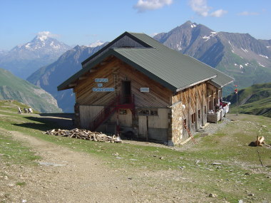 Refuge CAF de la Croix du Bonhomme (2443 m) Refuge CAF de la Croix du Bonhomme (2443 m)