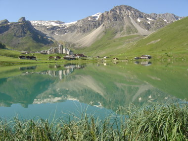Bergen en zicht op ski-oord Tignes-le-Lac Bergen en zicht op ski-oord Tignes-le-Lac