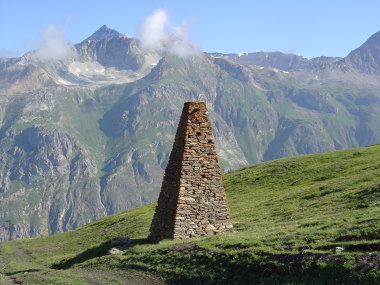 Pyramide langs pad naar de Col de l'Iseran Pyramide langs pad naar de Col de l'Iseran