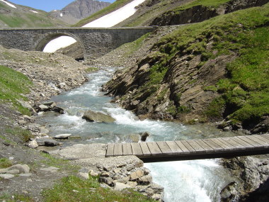 Bruggetjes bij afdaling Col de l'Iseran (nabij Pont de la Neige) Bruggetjes bij afdaling Col de l'Iseran (nabij Pont de la Neige)
