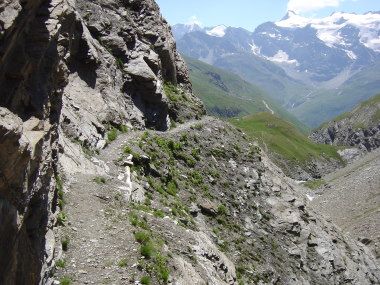 Smal pad met steile afgrond nabij Pont de Vue
