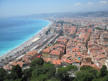 Zicht op oude centrum Nice en de stranden