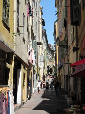 Pittoreske smalle straatjes in het oude centrum van Nice