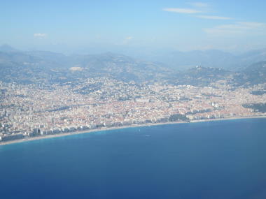 Uitzicht op Nice vanuit vliegtuig