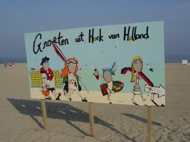 Bord op het strand van Hoek van Holland
