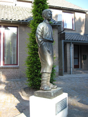 Beeld van Merijntje Gijzen in Nieuw Vossemeer Beeld van Merijntje Gijzen in Nieuw Vossemeer